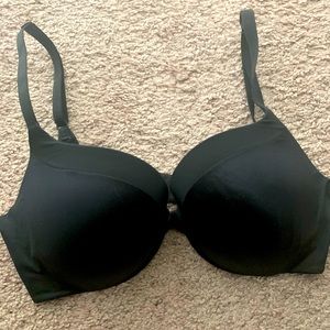 Black Victoria’s Secret push up bra. 34 C
